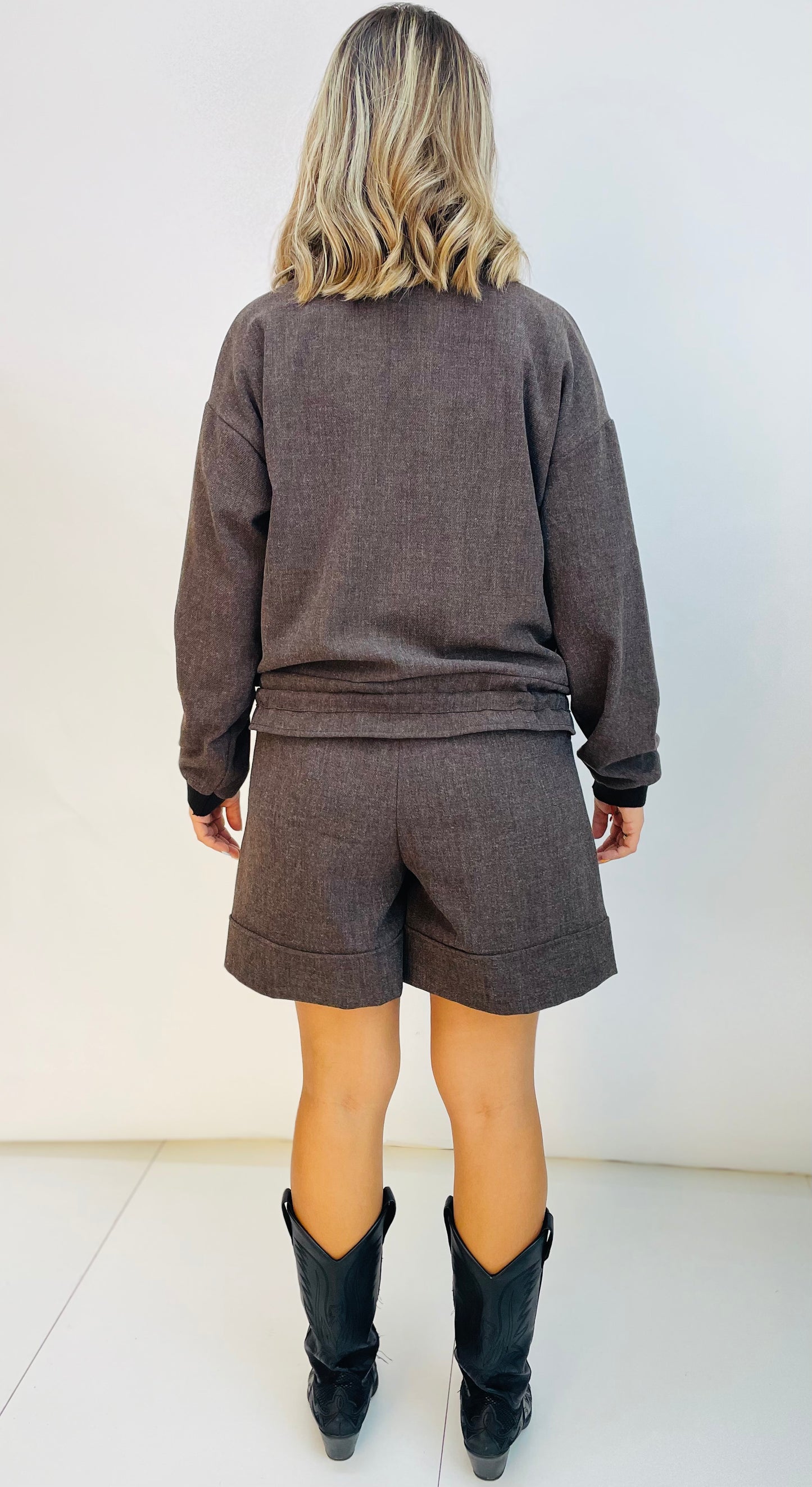 PANTALÓN CORTO CON BOLSILLOS