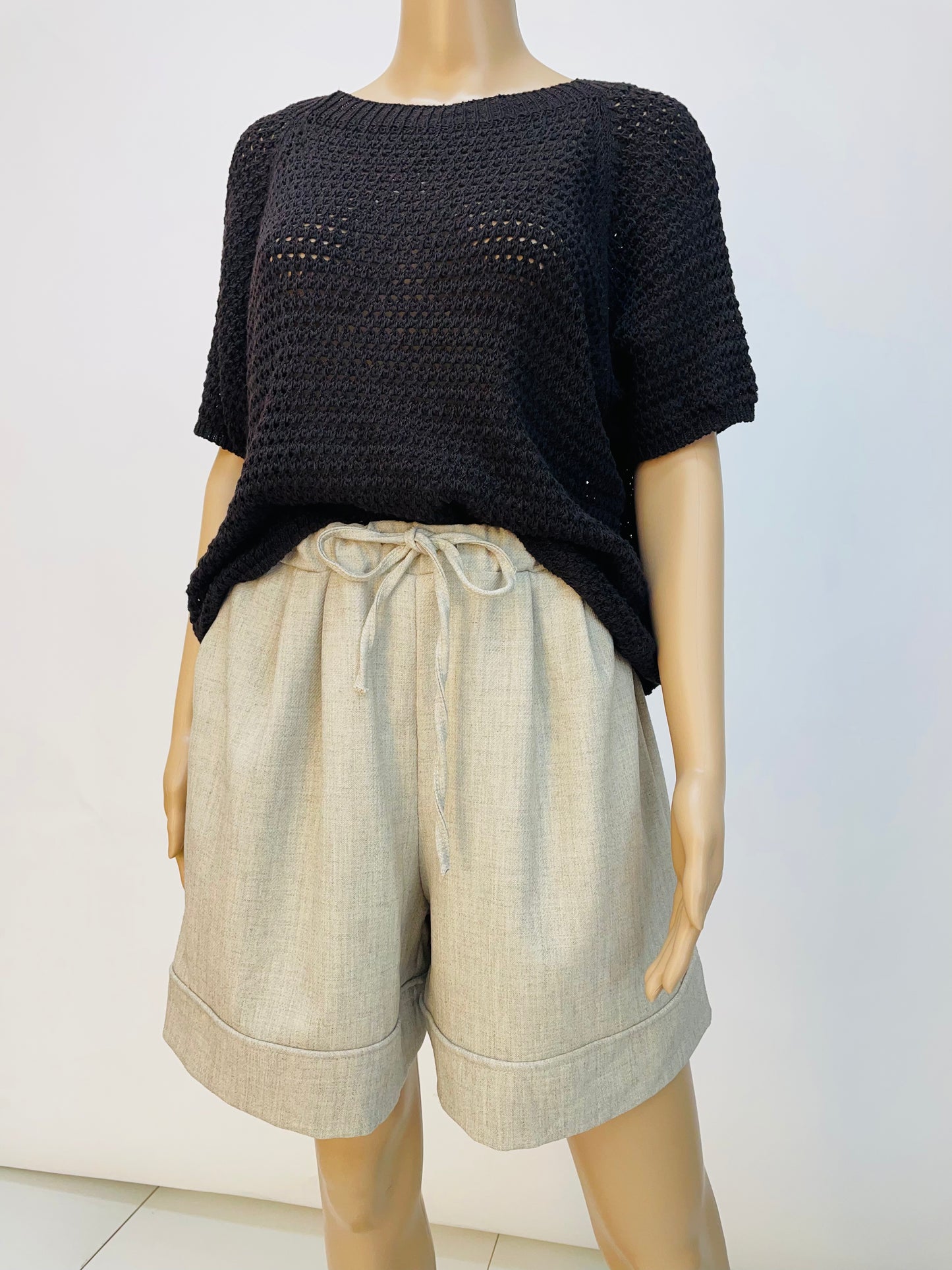 PANTALÓN CORTO CON BOLSILLOS