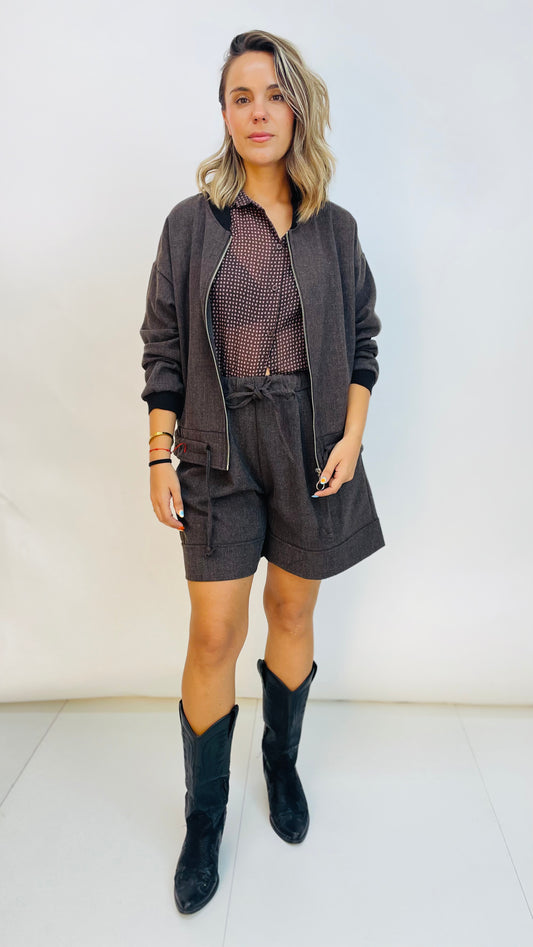 PANTALÓN CORTO CON BOLSILLOS