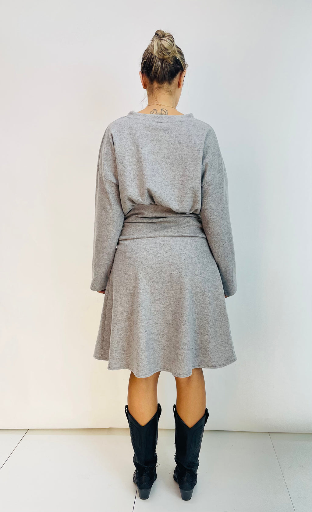FLANELLKLEID MIT DRAPIERUNG