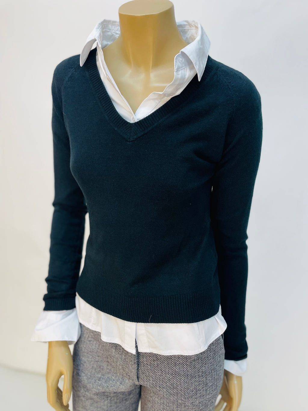 PULLOVER MIT V-AUSSCHNITT