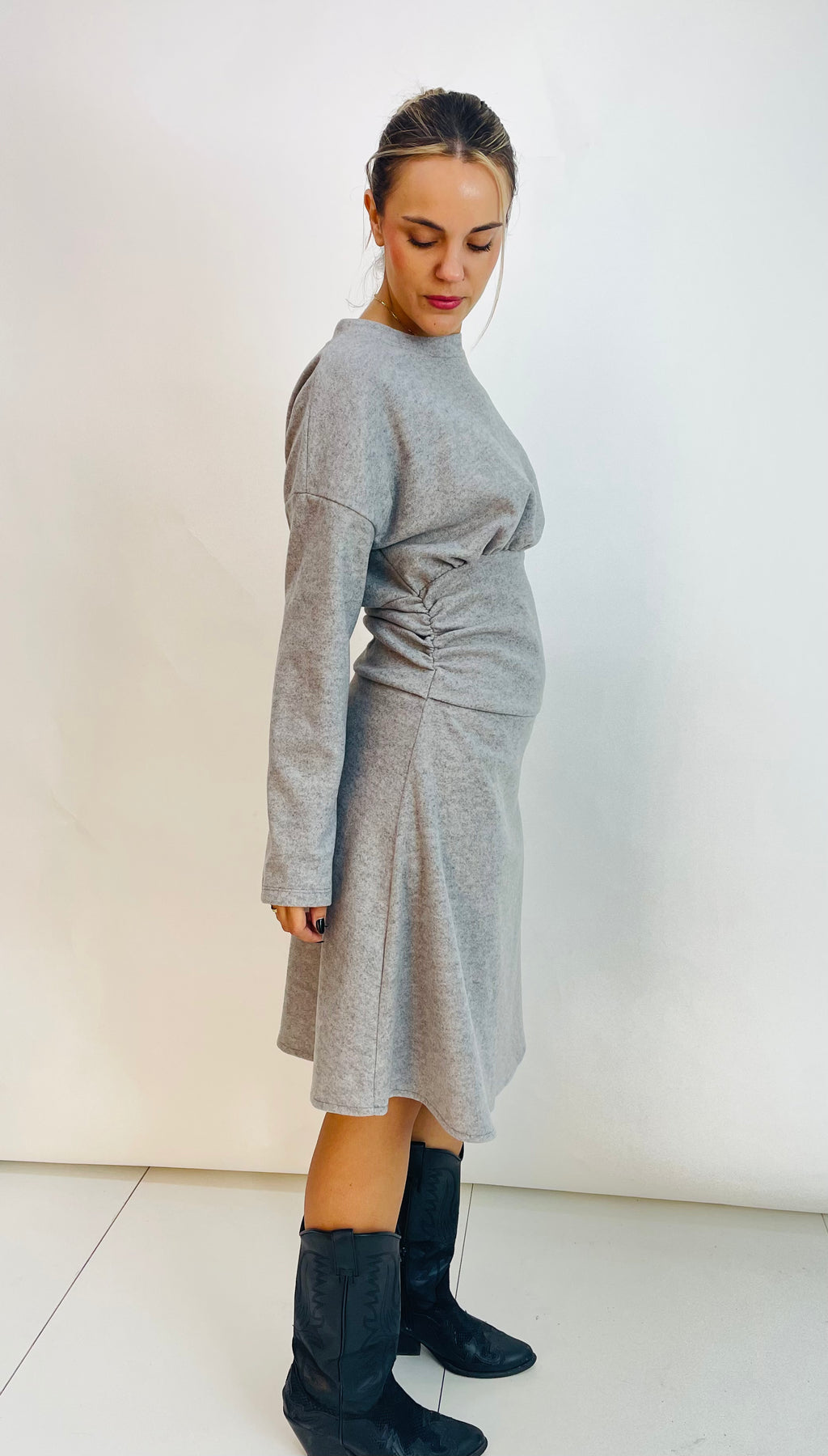 FLANELLKLEID MIT DRAPIERUNG