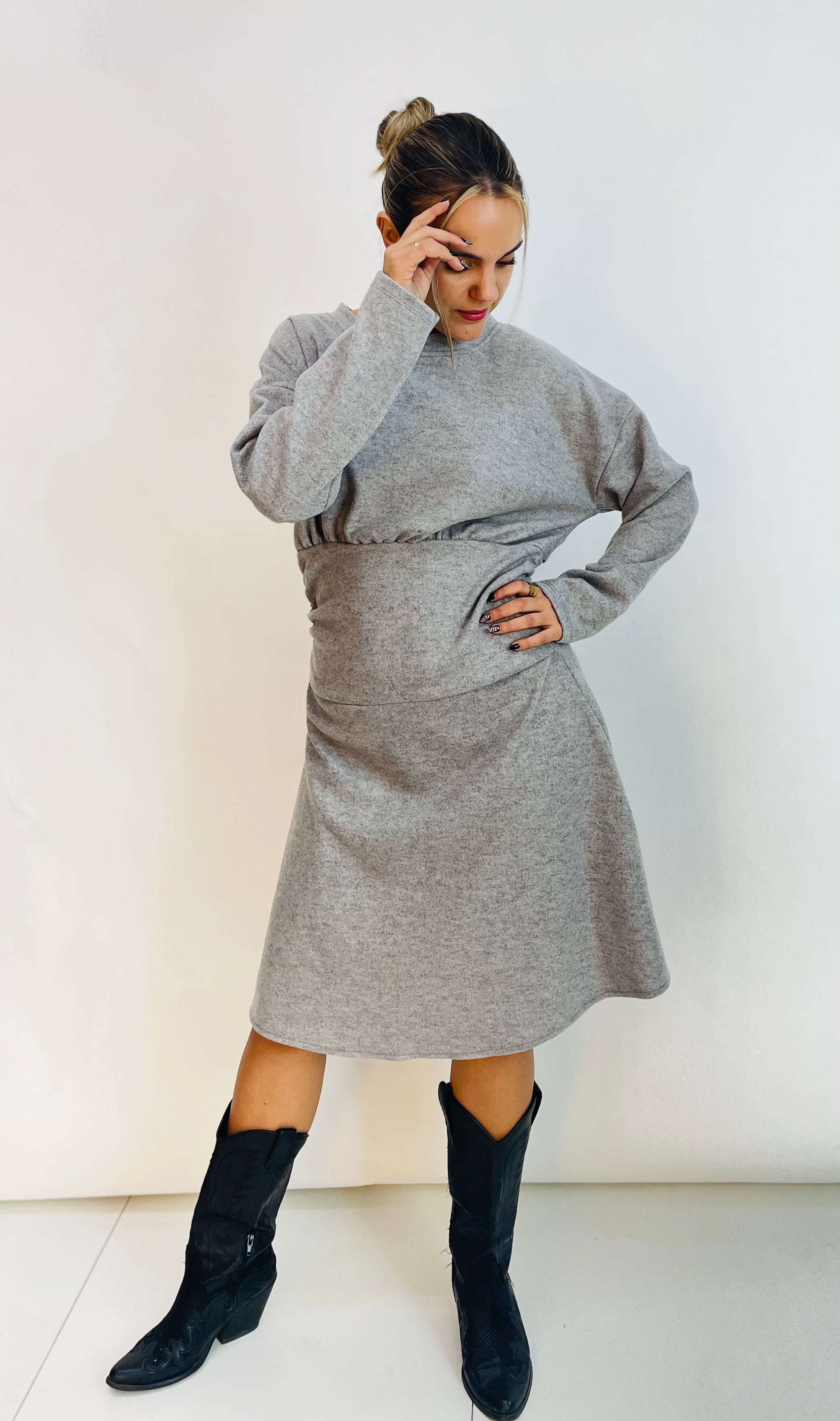 FLANELLKLEID MIT DRAPIERUNG